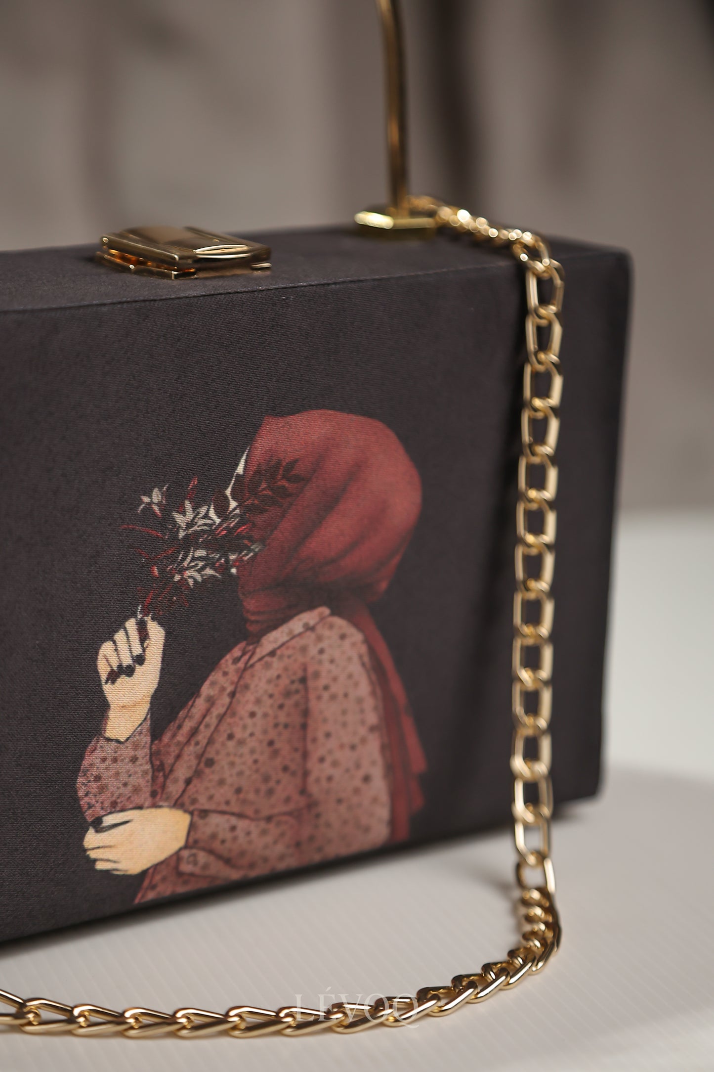 Modest Hand Clutch Dark